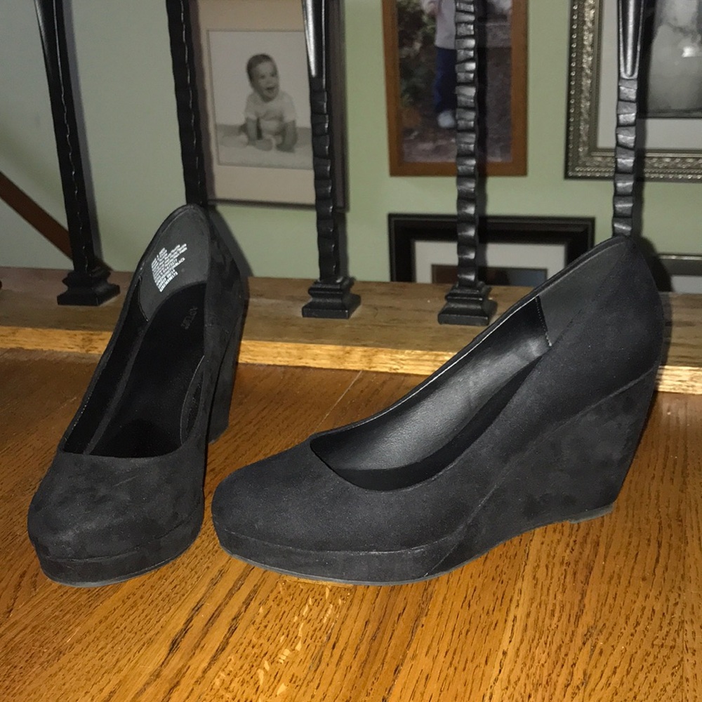 Black Pumps
